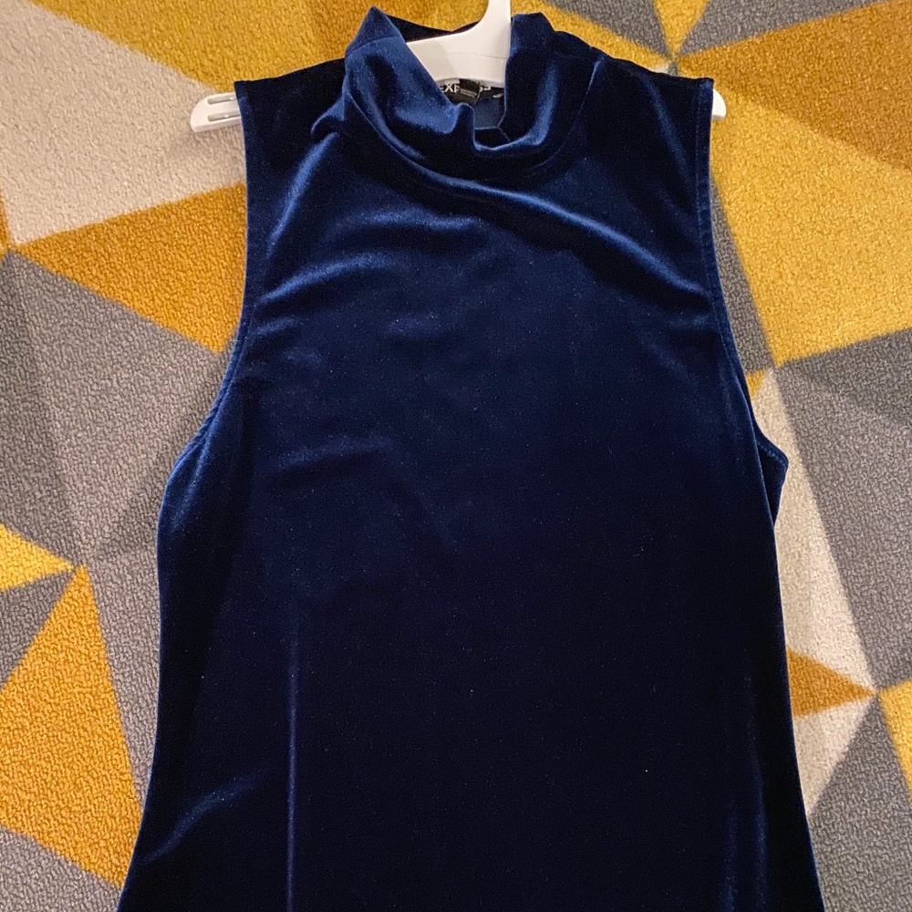 Express fitted Mock neck velvet tank - Picture 3 of 4